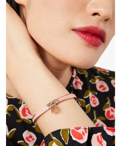 kate spade new york（ケイトスペード ニューヨーク）の「ロック アンド スペード チャーム バングル（バングル/リストバンド・レディース・ピンク・ONESIZE）」の3枚目の写真