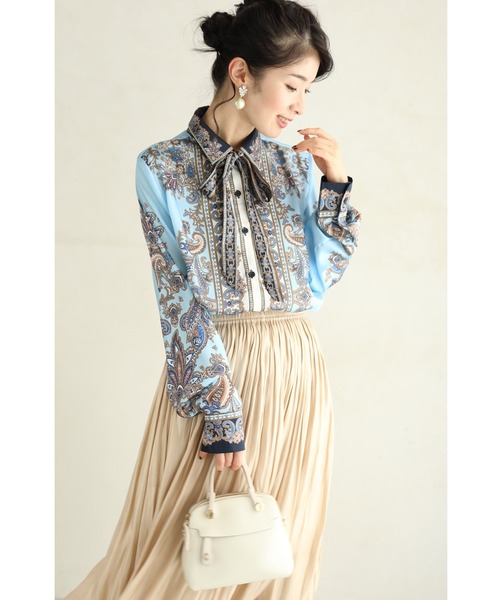 cawaii（カワイイ）の「（リボン付き）ゴージャスなスカーフ柄の艶ブラウストップス（シャツ/ブラウス・レディース・ライトブルー・FREE）」の2枚目の写真