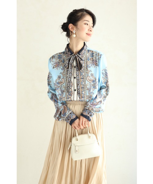 cawaii（カワイイ）の「（リボン付き）ゴージャスなスカーフ柄の艶ブラウストップス（シャツ/ブラウス・レディース・ライトブルー・FREE）」の3枚目の写真