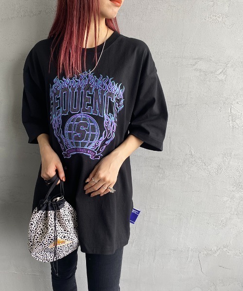 B ONE SOUL（ビーワンソウル）の「【WEB限定】[SEQUENCE BY B-ONE-SOUL/シークエンス] フレイムカレッジロゴワッペン クルーネックTシャツ（Tシャツ/カットソー・レディース・ブラック/ホワイト/グレー・M/XL/L）」の2枚目の写真