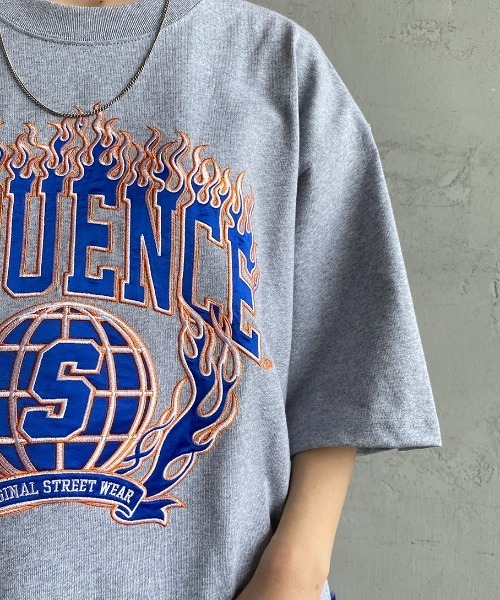 B ONE SOUL（ビーワンソウル）の「【WEB限定】[SEQUENCE BY B-ONE-SOUL/シークエンス] フレイムカレッジロゴワッペン クルーネックTシャツ（Tシャツ/カットソー・レディース・ブラック/ホワイト/グレー・M/XL/L）」の15枚目の写真