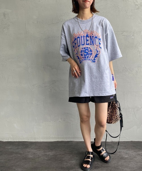 B ONE SOUL（ビーワンソウル）の「【WEB限定】[SEQUENCE BY B-ONE-SOUL/シークエンス] フレイムカレッジロゴワッペン クルーネックTシャツ（Tシャツ/カットソー・レディース・ブラック/ホワイト/グレー・M/XL/L）」の20枚目の写真