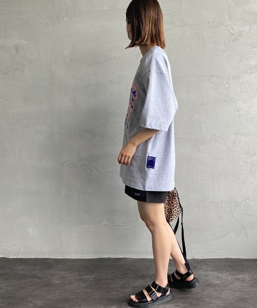 B ONE SOUL（ビーワンソウル）の「【WEB限定】[SEQUENCE BY B-ONE-SOUL/シークエンス] フレイムカレッジロゴワッペン クルーネックTシャツ（Tシャツ/カットソー・レディース・ブラック/ホワイト/グレー・M/XL/L）」の4枚目の写真