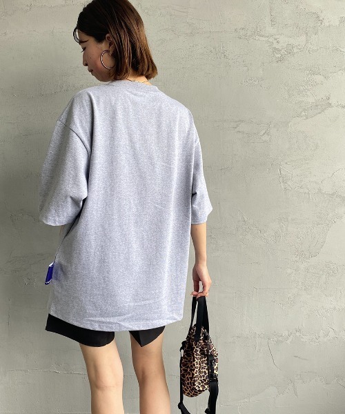 B ONE SOUL（ビーワンソウル）の「【WEB限定】[SEQUENCE BY B-ONE-SOUL/シークエンス] フレイムカレッジロゴワッペン クルーネックTシャツ（Tシャツ/カットソー・レディース・ブラック/ホワイト/グレー・M/XL/L）」の17枚目の写真