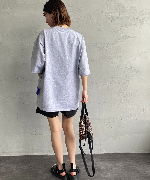 B ONE SOUL（ビーワンソウル）の「【WEB限定】[SEQUENCE BY B-ONE-SOUL/シークエンス] フレイムカレッジロゴワッペン クルーネックTシャツ（Tシャツ/カットソー・レディース・ブラック/ホワイト/グレー・M/XL/L）」の8枚目の写真