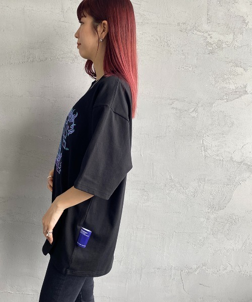 B ONE SOUL（ビーワンソウル）の「【WEB限定】[SEQUENCE BY B-ONE-SOUL/シークエンス] フレイムカレッジロゴワッペン クルーネックTシャツ（Tシャツ/カットソー・レディース・ブラック/ホワイト/グレー・M/XL/L）」の14枚目の写真