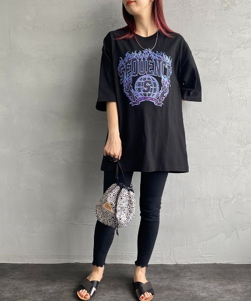 B ONE SOUL（ビーワンソウル）の「【WEB限定】[SEQUENCE BY B-ONE-SOUL/シークエンス] フレイムカレッジロゴワッペン クルーネックTシャツ（Tシャツ/カットソー・レディース・ブラック/ホワイト/グレー・M/XL/L）」の5枚目の写真