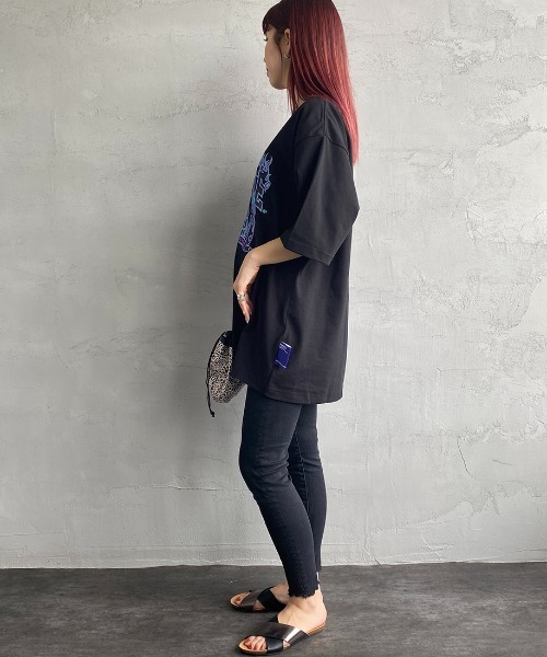 B ONE SOUL（ビーワンソウル）の「【WEB限定】[SEQUENCE BY B-ONE-SOUL/シークエンス] フレイムカレッジロゴワッペン クルーネックTシャツ（Tシャツ/カットソー・レディース・ブラック/ホワイト/グレー・M/XL/L）」の16枚目の写真