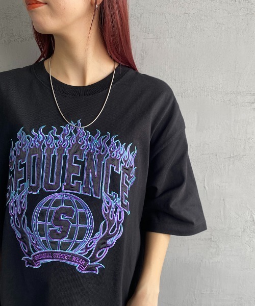 B ONE SOUL（ビーワンソウル）の「【WEB限定】[SEQUENCE BY B-ONE-SOUL/シークエンス] フレイムカレッジロゴワッペン クルーネックTシャツ（Tシャツ/カットソー・レディース・ブラック/ホワイト/グレー・M/XL/L）」の22枚目の写真