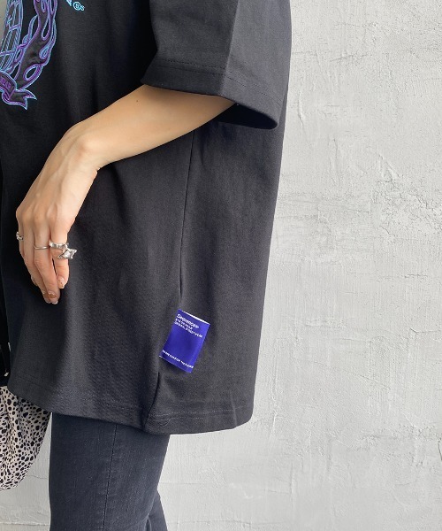 B ONE SOUL（ビーワンソウル）の「【WEB限定】[SEQUENCE BY B-ONE-SOUL/シークエンス] フレイムカレッジロゴワッペン クルーネックTシャツ（Tシャツ/カットソー・レディース・ブラック/ホワイト/グレー・M/XL/L）」の6枚目の写真