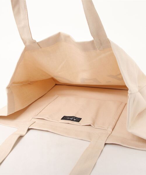 A.P.C.（アーペーセー）の「SHOPPING DANIELA BLACK LOGO（トートバッグ・メンズ・ホワイト系その他・ONESIZE）」の4枚目の写真