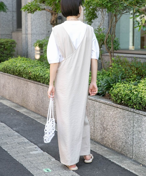 KBF(ケイビーエフ)の「バッククロスIラインジャンパースカート(ワンピース・レディース・ブラック/ベージュ/ブラウン・ONE)」の5枚目の写真