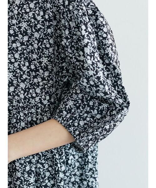 CRAFT STANDARD BOUTIQUE（クラフトスタンダードブティック）の「6分袖丈ティアード小花柄ワンピース　＊（ワンピース・レディース・ブラック/ブルー・FREE）」の13枚目の写真