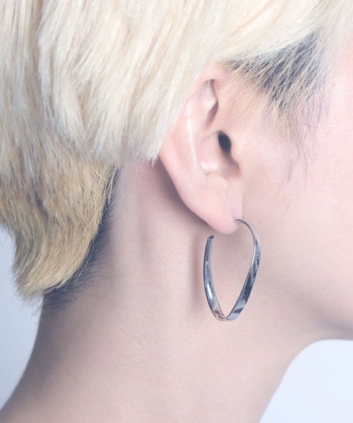 YArKA（ヤーカ）の「【YArKA/ヤーカ】silver925 distortion oval pierce/歪み楕円ピアス シルバー925（ピアス（両耳用）・レディース・シルバー・FREE）」の2枚目の写真