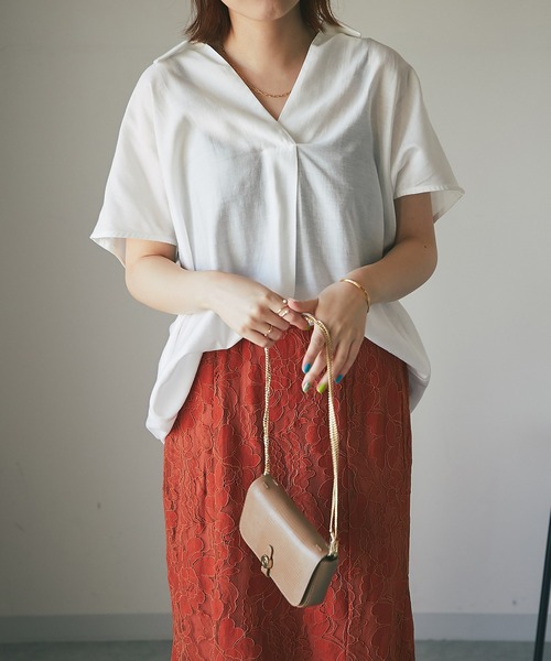 un dix cors(アンディコール)の「抜け感のあるとろみシルエット スキッパー半袖ブラウス(シャツ/ブラウス・レディース・カーキ/モカ/チャコール/オフホワイト・FREE)」の2枚目の写真