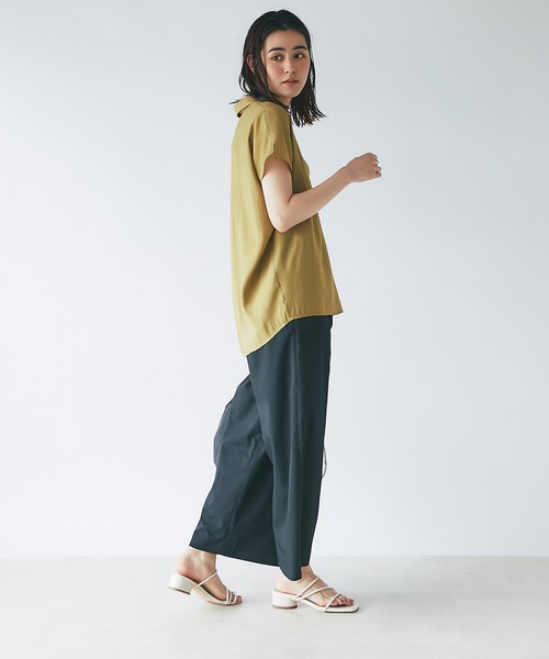 un dix cors(アンディコール)の「抜け感のあるとろみシルエット スキッパー半袖ブラウス(シャツ/ブラウス・レディース・カーキ/モカ/チャコール/オフホワイト・FREE)」の5枚目の写真
