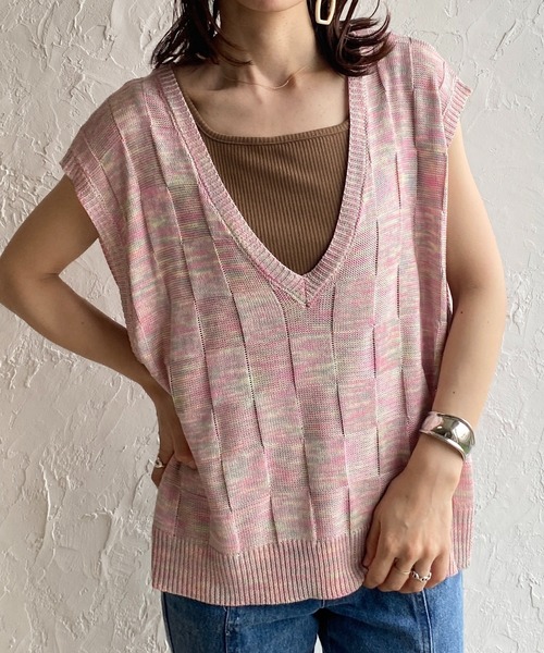 She's Closet（シーズクローゼット）の「深Vネックオーバーサイズグラデーション格子柄ニットベスト（ベスト・レディース・ピンク/ライム/グリーン/パープル・FREE）」の4枚目の写真
