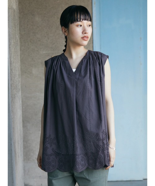 CRAFT STANDARD BOUTIQUE(クラフトスタンダードブティック)の「【インドコットン混】スカラップ刺繍スキッパーブラウス *◆(シャツ/ブラウス・レディース・チャコールグレー・FREE)」の2枚目の写真