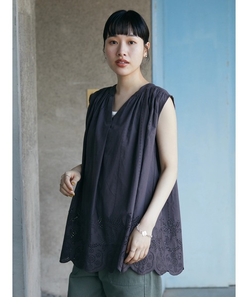 CRAFT STANDARD BOUTIQUE(クラフトスタンダードブティック)の「【インドコットン混】スカラップ刺繍スキッパーブラウス *◆(シャツ/ブラウス・レディース・チャコールグレー・FREE)」の3枚目の写真