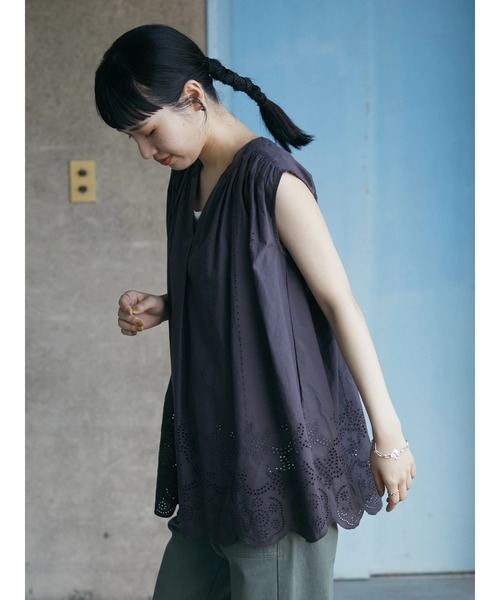 CRAFT STANDARD BOUTIQUE(クラフトスタンダードブティック)の「【インドコットン混】スカラップ刺繍スキッパーブラウス *◆(シャツ/ブラウス・レディース・チャコールグレー・FREE)」の4枚目の写真