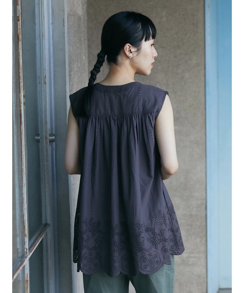 CRAFT STANDARD BOUTIQUE(クラフトスタンダードブティック)の「【インドコットン混】スカラップ刺繍スキッパーブラウス *◆(シャツ/ブラウス・レディース・チャコールグレー・FREE)」の5枚目の写真