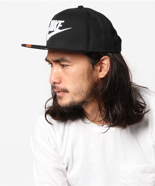 NIKE（ナイキ）の「ユニセックス ナイキ スナップバック キャップ 刺繍ロゴ NIKE SNAP BACK FUTURA 584169（キャップ・メンズ・ブラック/レッド・ONE SIZE）」の4枚目の写真