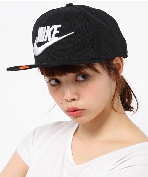 NIKE（ナイキ）の「ユニセックス ナイキ スナップバック キャップ 刺繍ロゴ NIKE SNAP BACK FUTURA 584169（キャップ・メンズ・ブラック/レッド・ONE SIZE）」の5枚目の写真
