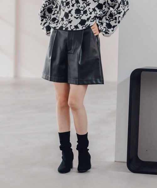 Andemiu（アンデミュウ）の「アソートタックショートパンツ299236（その他パンツ・レディース・ブラック/チャコールグレー/ベージュ/オレンジ・FREE）」の2枚目の写真
