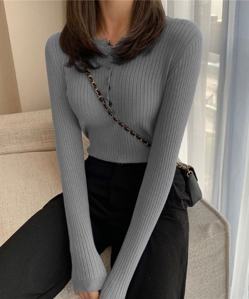 gossip！ロサンゼルス（ゴシップロサンゼルス）の「ラウンドネックボタンニット（ニット/セーター・レディース・オフホワイト/ブラック/ホワイト/グリーン/ピンク/グレー/パープル/サックスブルー/ボルドー・FREE）」の5枚目の写真