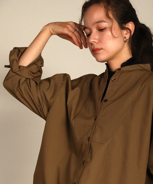 aity（アイティ）の「オーバーサイズバンドカラーシャツ（シャツ/ブラウス・レディース・ブラック/グレイッシュベージュ/ホワイト/ブラウン・M）」の13枚目の写真