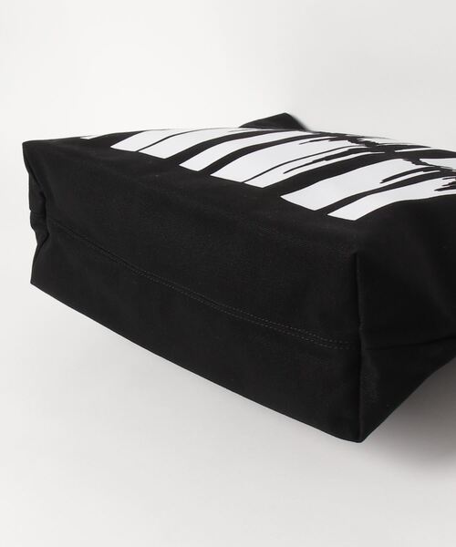 FRED PERRY（フレッドペリー）の「Soundwave Graphic Tote Bag（トートバッグ・メンズ・ブラック・ONE SIZE）」の2枚目の写真