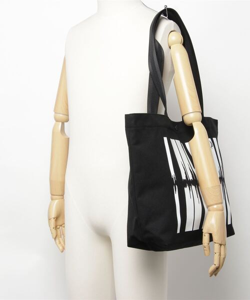 FRED PERRY（フレッドペリー）の「Soundwave Graphic Tote Bag（トートバッグ・メンズ・ブラック・ONE SIZE）」の4枚目の写真