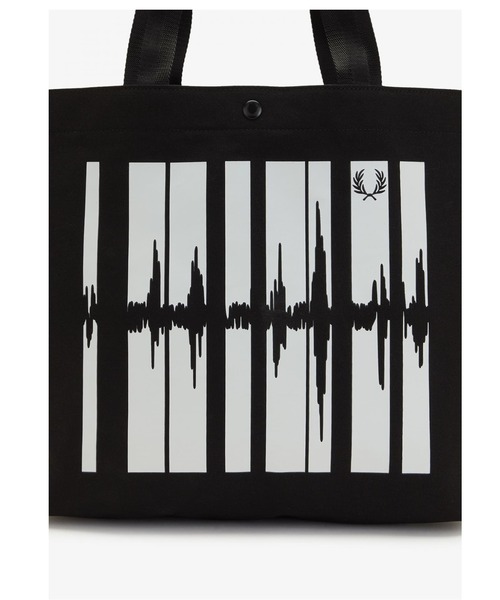 FRED PERRY（フレッドペリー）の「Soundwave Graphic Tote Bag（トートバッグ・メンズ・ブラック・ONE SIZE）」の8枚目の写真