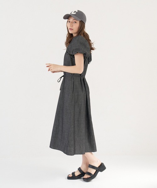 a:mure(アミュール)の「袖パフデニムワンピース(ワンピース・レディース・ブラック/ネイビー・F)」の13枚目の写真