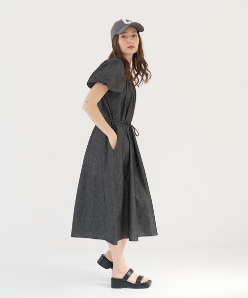 a:mure(アミュール)の「袖パフデニムワンピース(ワンピース・レディース・ブラック/ネイビー・F)」の7枚目の写真