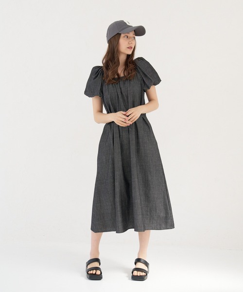 a:mure(アミュール)の「袖パフデニムワンピース(ワンピース・レディース・ブラック/ネイビー・F)」の6枚目の写真