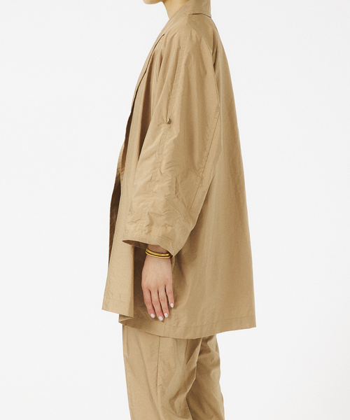 qualite（カリテ）の「【セットアップ対応】撥水マイクロタフタライトコート（テーラードジャケット・レディース・キャメル/ダークネイビー・38/36）」の6枚目の写真