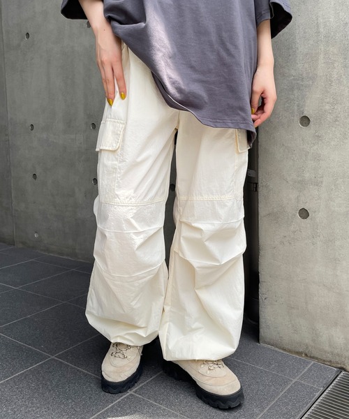 SPINNS(スピンズ)の「ナイロンカーゴパンツ / パラーシュートパンツ(カーゴパンツ・レディース・ピンク/ブラック/ホワイト/カーキ/ブルー/ライム/レッド/ラベンダー/アイボリー/イエロー/グレー・ONESIZE)」の3枚目の写真