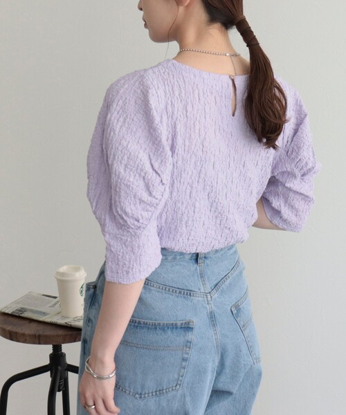 fredy emue(フレディエミュ)の「5分袖パフスリーブプルオーバー(Tシャツ/カットソー・レディース・ラベンダー/ブラック/オフホワイト/サックスブルー・38)」の4枚目の写真