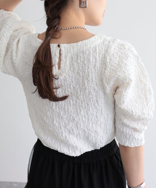 fredy emue(フレディエミュ)の「5分袖パフスリーブプルオーバー(Tシャツ/カットソー・レディース・ラベンダー/ブラック/オフホワイト/サックスブルー・38)」の17枚目の写真