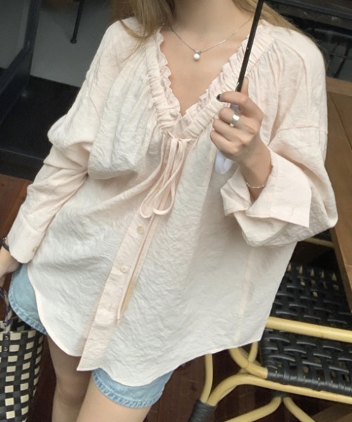 FREE STYLISTS(フリー スタイリスト)の「YUGA_YGMC Vネックギャザー シャツブラウス(シャツ/ブラウス・レディース・カーキ/オフホワイト/ブラック・M/L)」の1枚目の写真