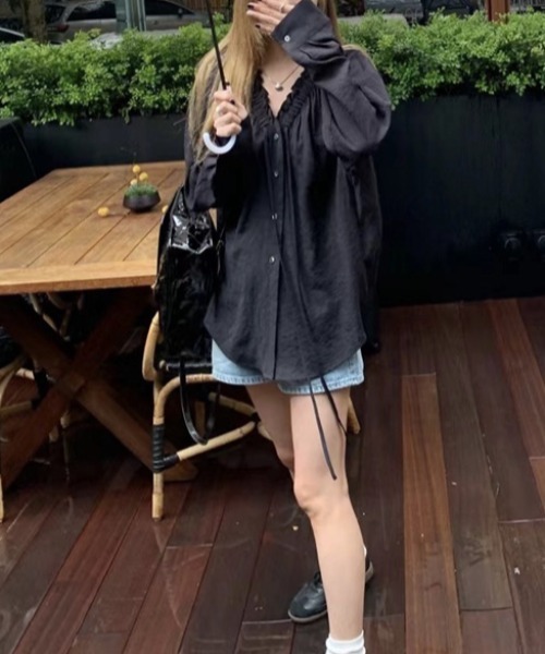 FREE STYLISTS(フリー スタイリスト)の「YUGA_YGMC Vネックギャザー シャツブラウス(シャツ/ブラウス・レディース・カーキ/オフホワイト/ブラック・M/L)」の5枚目の写真