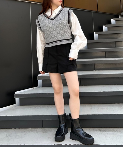 INGNI（イング）の「ショート丈胸刺しゅうライン入りニットベスト＋シャツSET（アンサンブル・レディース・ブラック×ホワイト/ホワイト×ブラック/グレー系その他3・M）」の7枚目の写真