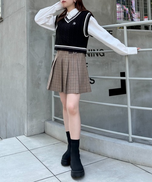 INGNI（イング）の「ショート丈胸刺しゅうライン入りニットベスト＋シャツSET（アンサンブル・レディース・ブラック×ホワイト/ホワイト×ブラック/グレー系その他3・M）」の6枚目の写真