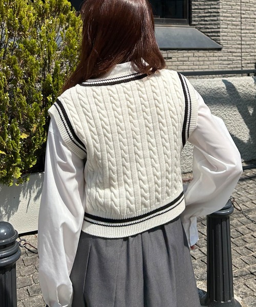 INGNI（イング）の「ショート丈胸刺しゅうライン入りニット