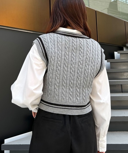 INGNI（イング）の「ショート丈胸刺しゅうライン入りニットベスト＋シャツSET（アンサンブル・レディース・ブラック×ホワイト/ホワイト×ブラック/グレー系その他3・M）」の17枚目の写真