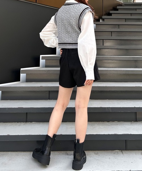 INGNI（イング）の「ショート丈胸刺しゅうライン入りニットベスト＋シャツSET（アンサンブル・レディース・ブラック×ホワイト/ホワイト×ブラック/グレー系その他3・M）」の21枚目の写真