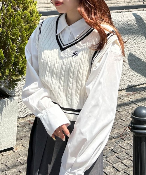 INGNI（イング）の「ショート丈胸刺しゅうライン入りニットベスト＋シャツSET（アンサンブル・レディース・ブラック×ホワイト/ホワイト×ブラック/グレー系その他3・M）」の8枚目の写真