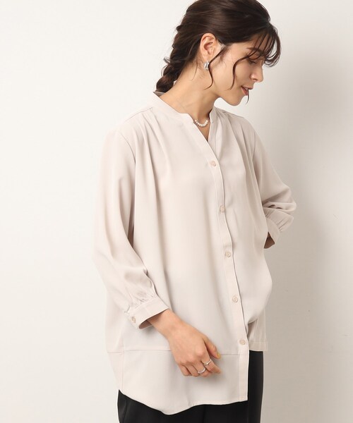 SHOO・LA・RUE（シューラルー）の「◆【イージーケア】オンにもオフにも○ 前あき 裾カーブ ブラウス（シャツ/ブラウス・レディース・ナチュラル/ブラック/カーキ・02/03/04）」の2枚目の写真