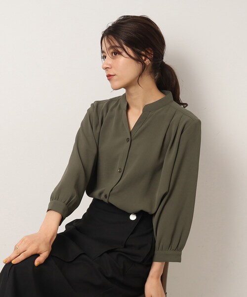 SHOO・LA・RUE（シューラルー）の「◆【イージーケア】オンにもオフにも○ 前あき 裾カーブ ブラウス（シャツ/ブラウス・レディース・ナチュラル/ブラック/カーキ・02/03/04）」の3枚目の写真